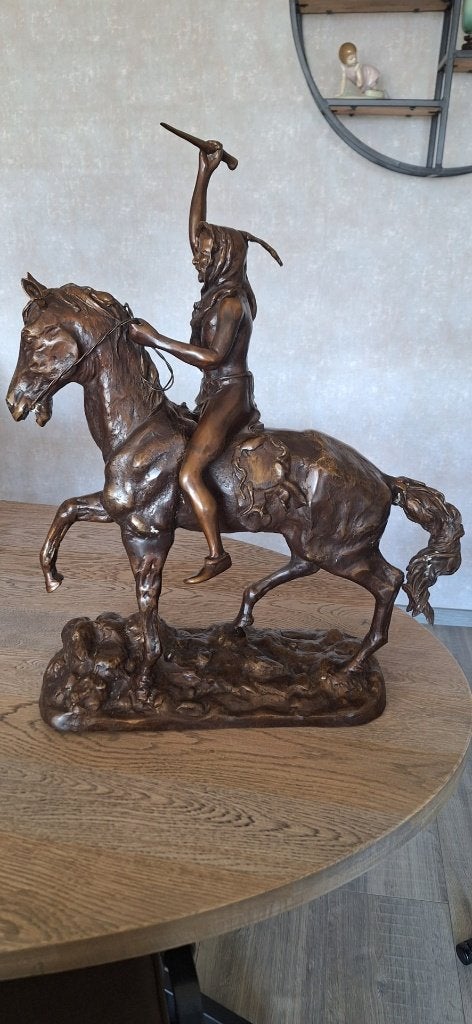 Bronzen beeld, krijger op paard, Ophalen