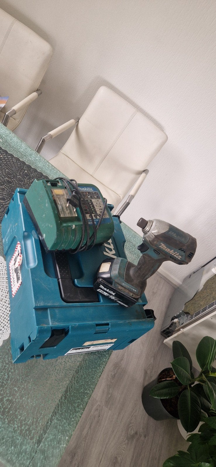 Makita Schroeftol set met koffer en oplader, Ophalen of Verzenden, Gebruikt, Boor- en Schroefmachine, Variabele snelheid