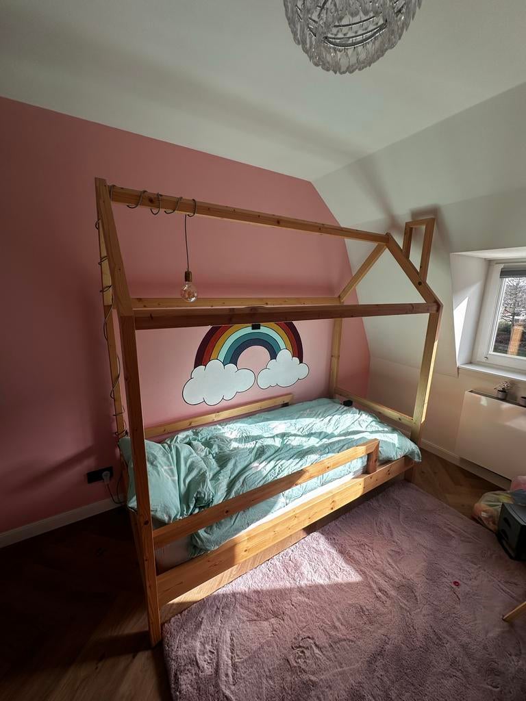 Zelfgemaakt bedhuisje 90x200 met lattenbodem en matras, Kinderen en Baby's, Kinderkamer | Bedden, Ophalen, 85 tot 100 cm, Gebruikt