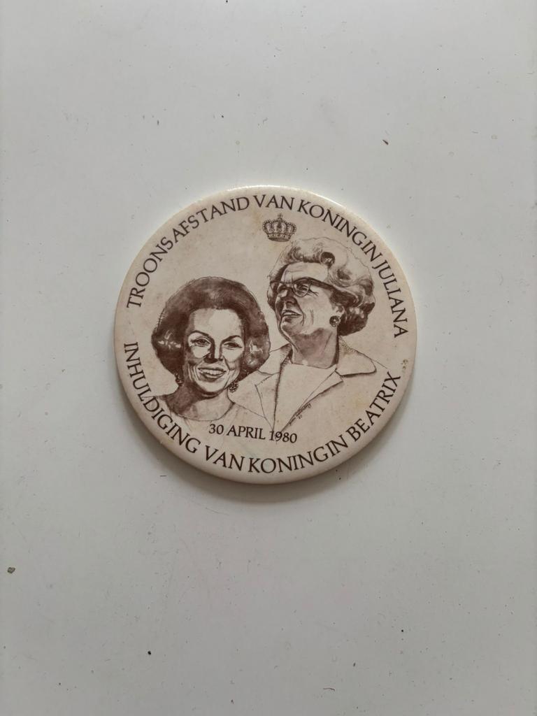 Bordje Troonsafstand Juliana Inhuldiging Beatrix 1980, Ophalen of Verzenden, Gebruikt, Nederland, Servies