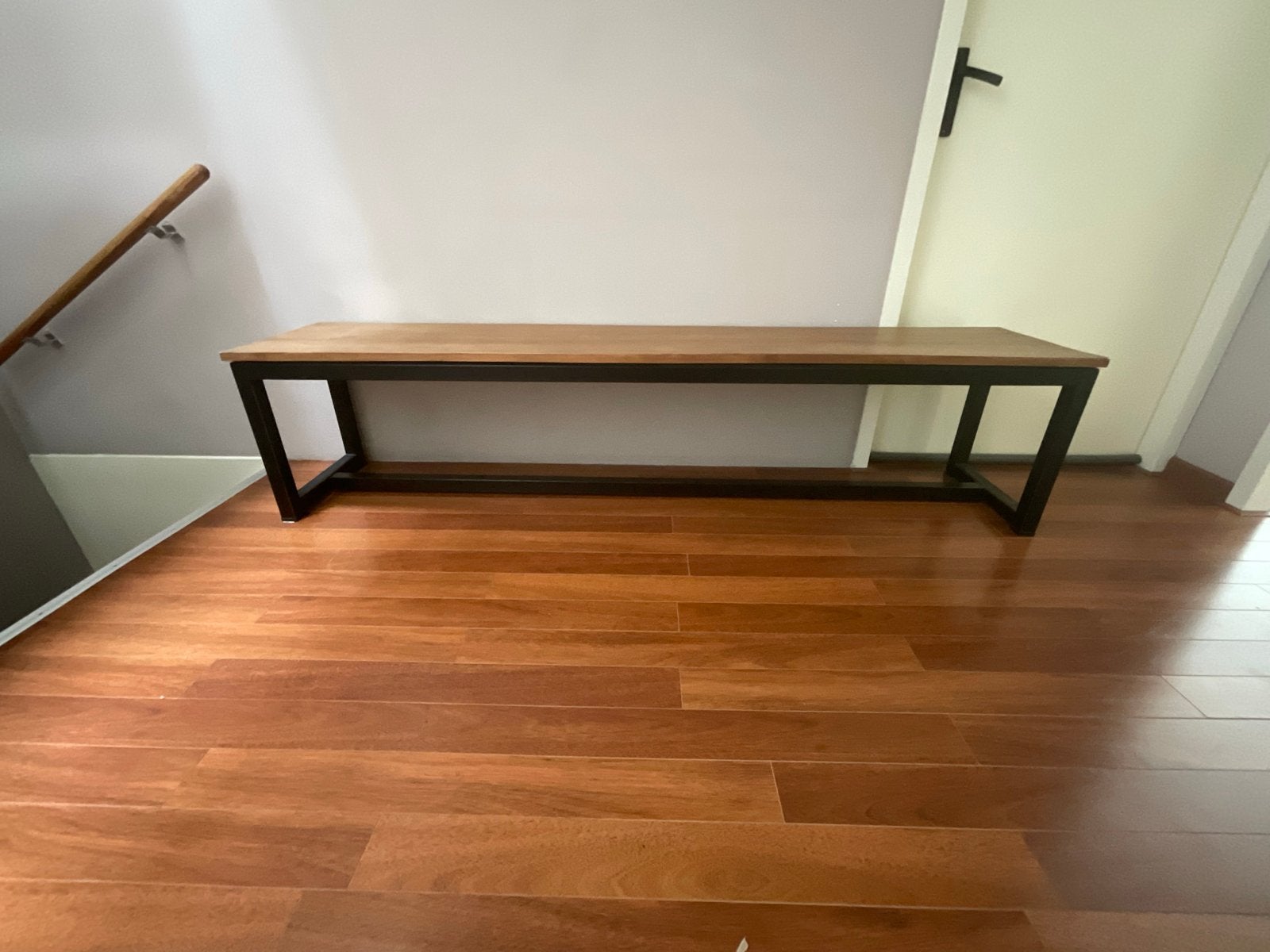 Moderne bankje met houten zitting en metalen frame, Ophalen, Overige kleuren, Zo goed als nieuw, Eén