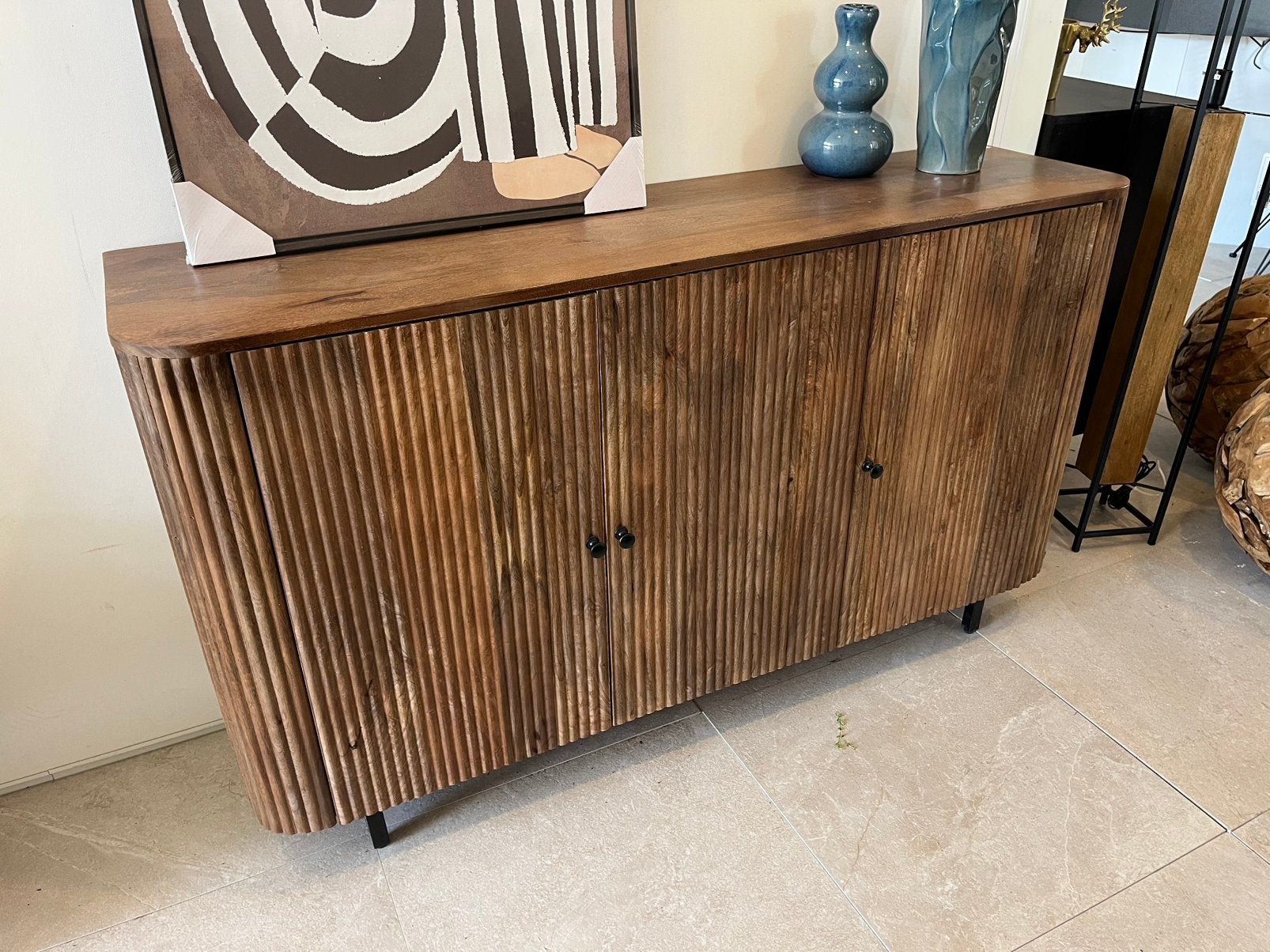 Magazijn leegverkoop dressoir retro Remi mangohout ribbel, Huis en Inrichting, Hout, Nieuw, Ophalen of Verzenden, Info@wkhome.nl