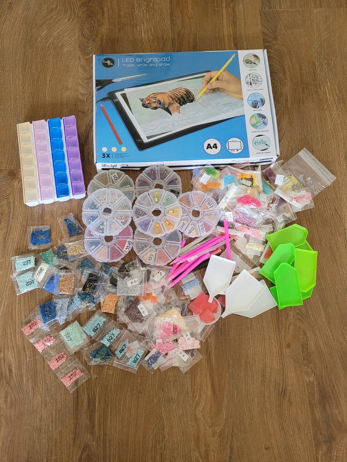 Diamond Painting - accessoires met lichtbak opberg bakjes, Ophalen of Verzenden, Gebruikt, Overige typen, Overige merken