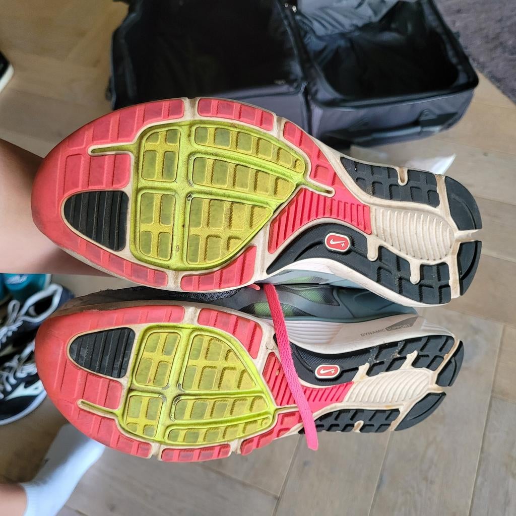 Nike hardloopschoenen - Grijs met roze accenten, Kleding | Dames, Sportschoenen, Nike, Ophalen of Verzenden, Grijs