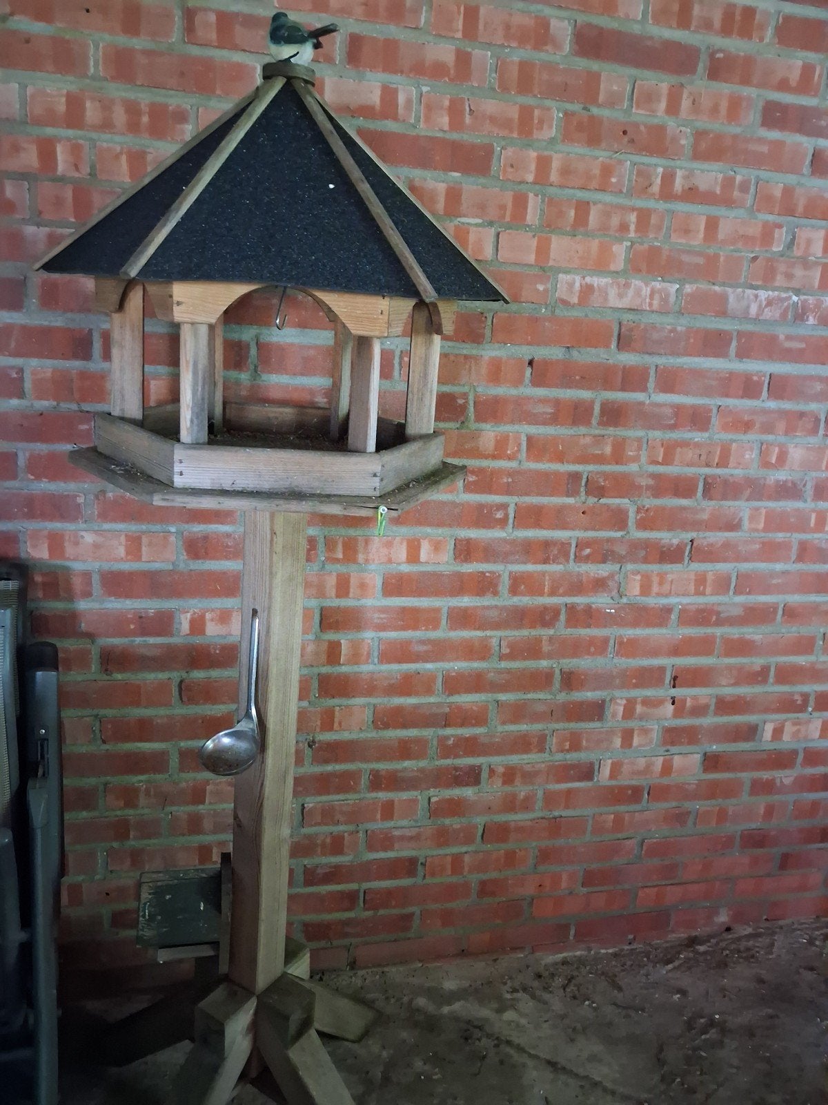 Houten vogelhuisje op paal - Voederhuisje, Ophalen, Gebruikt