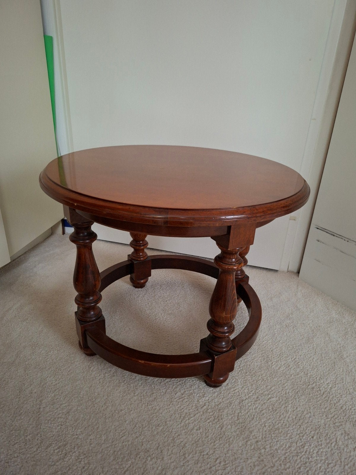 Bijzettafeltje van mahonie hout, Minder dan 55 cm, Rond, Zo goed als nieuw, Hout