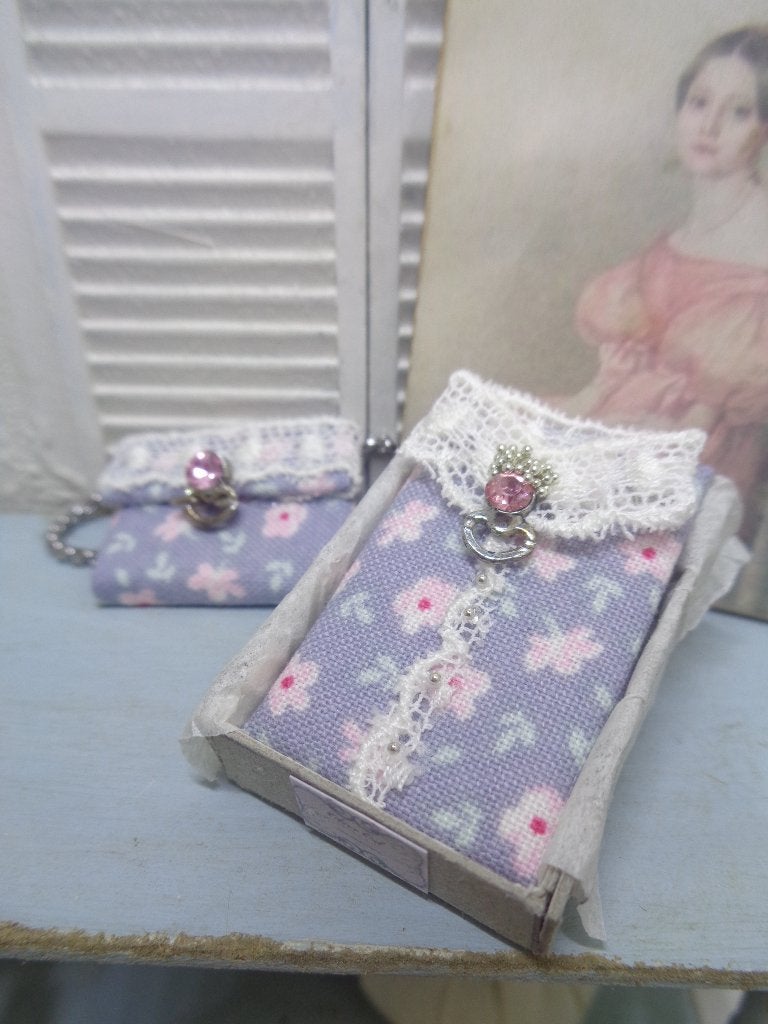 Schattige blouse met tas...Poppenhuis 1:12.. (Nr w25 ), Ophalen of Verzenden, Nieuw, Poppenhuis