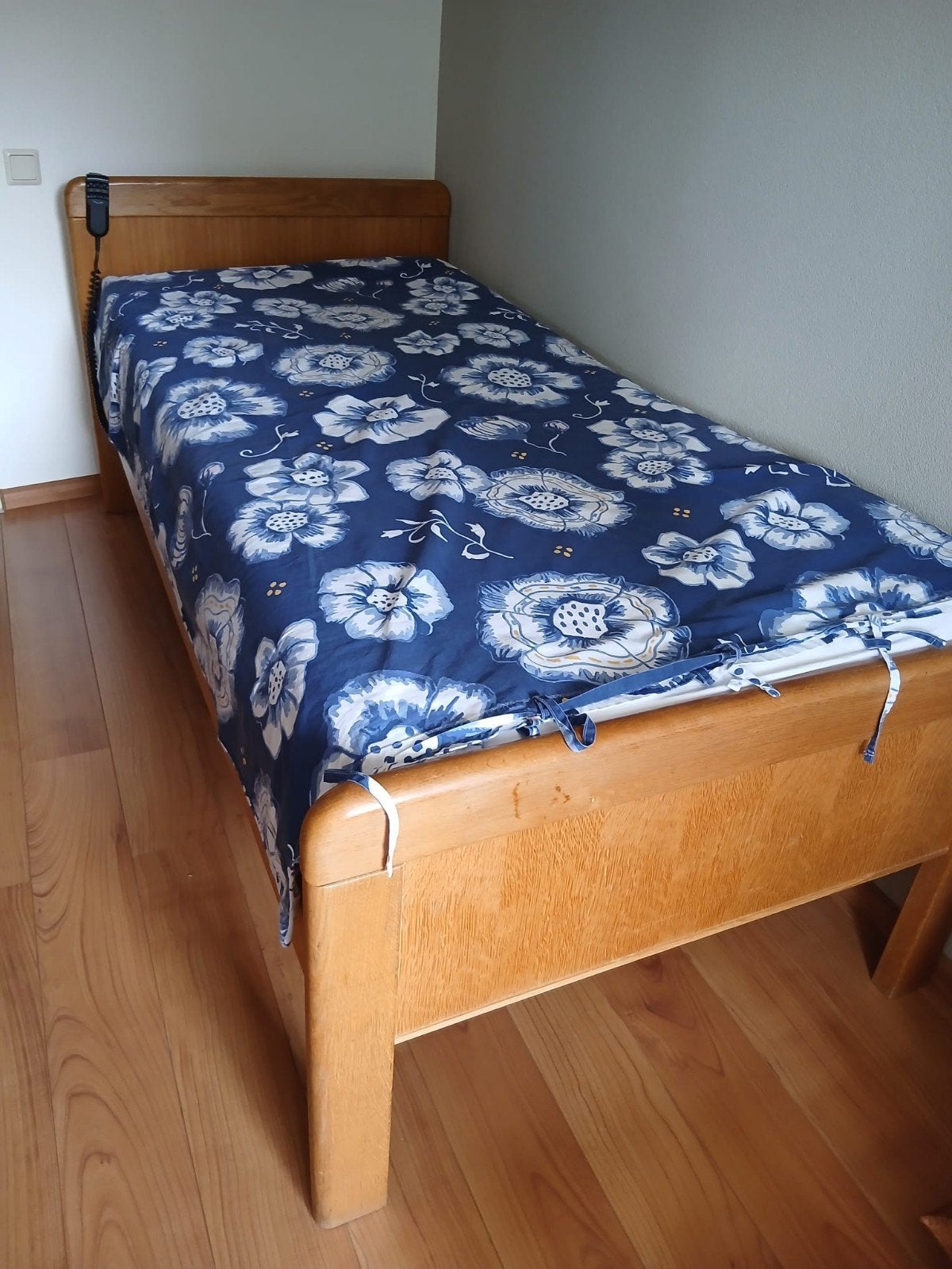 Senioren bed met elektrisch verstelbare lattenbodem., Ophalen, Verstelbaar, 90 cm, Eenpersoons