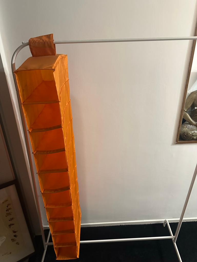 Kledingrek met hangende opberger - Oranje, Ophalen of Verzenden, Zo goed als nieuw, Cd's