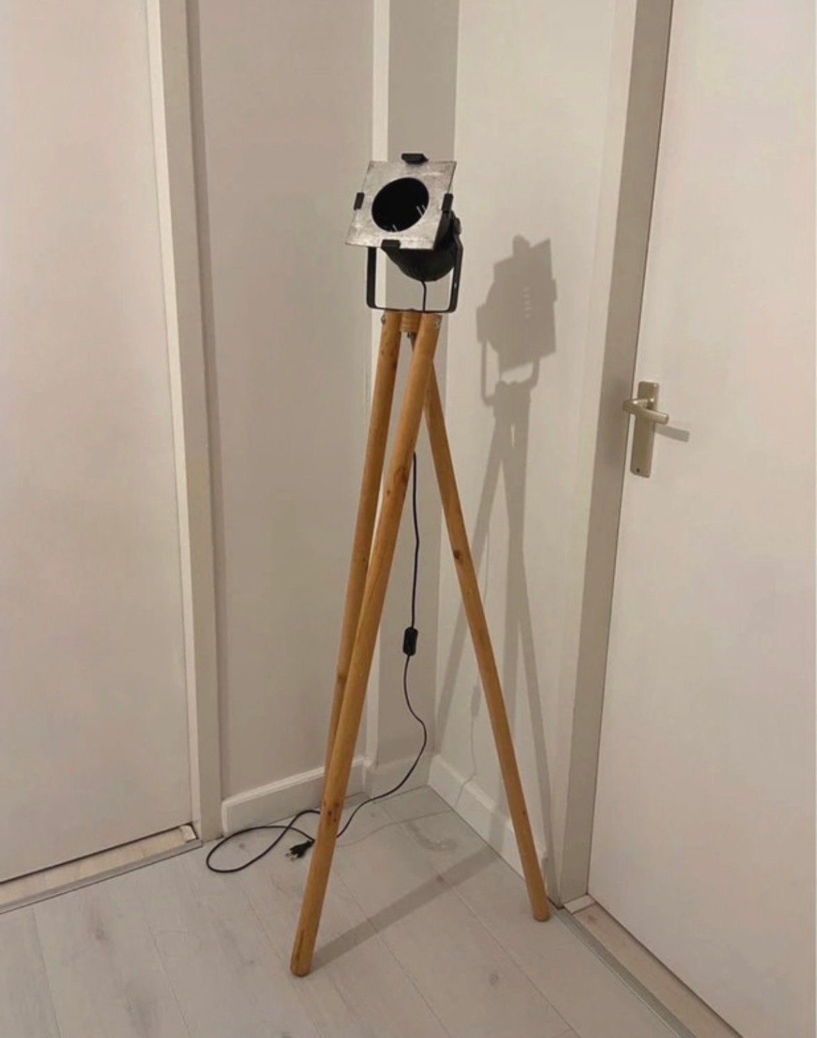 Stijlvolle Vloerlamp met Houten Statief en Spot, Ophalen, 100 tot 150 cm, E27 (groot), Zo goed als nieuw