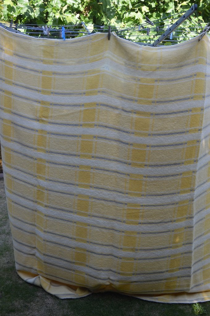 vintage wollen deken 100% zuiver scheerwol geel/ wit 200cm, Huis en Inrichting, Slaapkamer | Beddengoed, Gebruikt, Geel, Tweepersoons