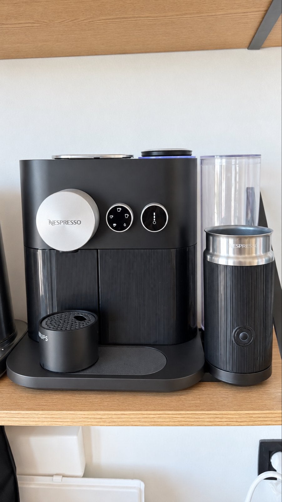 Nespresso Vertuo Pop koffiemachine met melkopschuimer, Koffiemachine, Ophalen of Verzenden, Zo goed als nieuw, 2 tot 4 kopjes