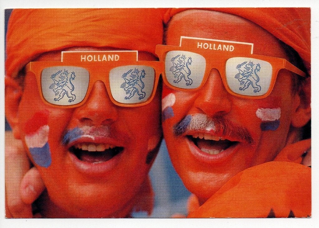 Vintage Ansichtkaart: Oranje Fans met Holland Brillen, Ophalen of Verzenden, 1980 tot heden, Gelopen, Zuid-Holland