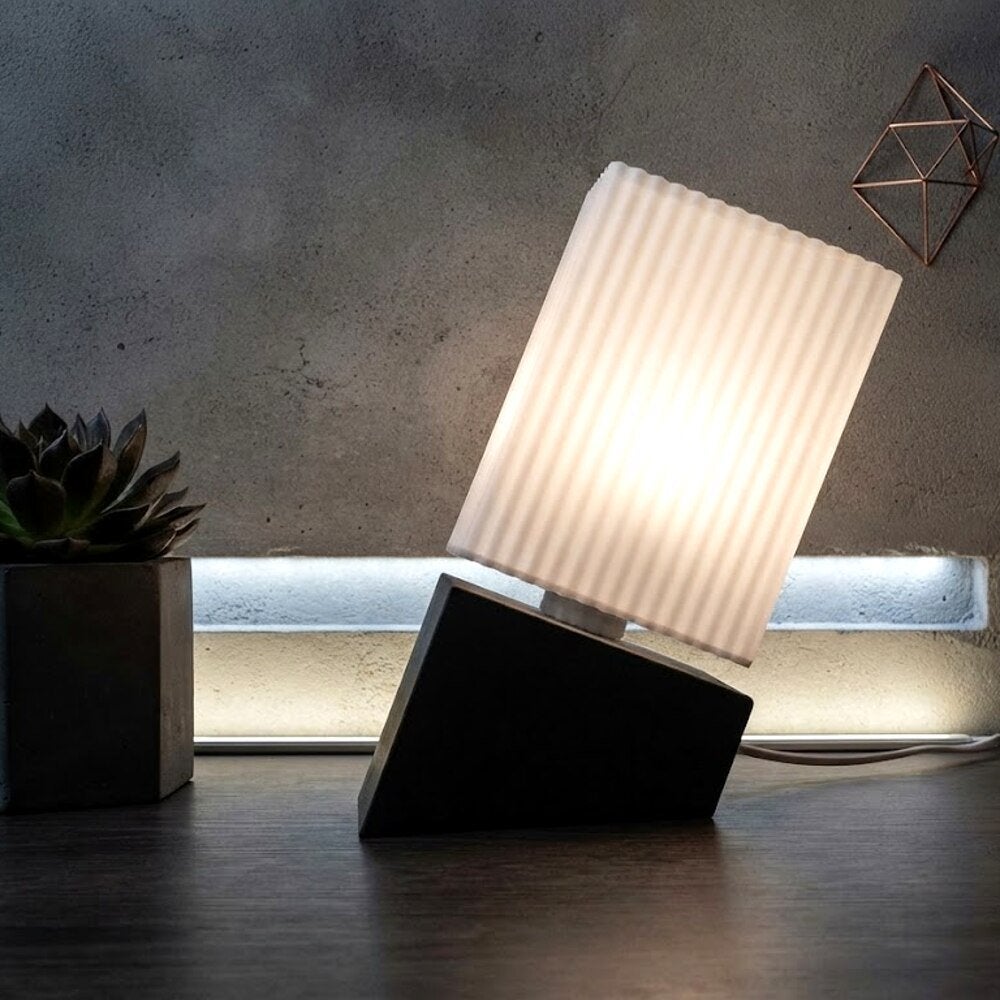 3D geprinte Leaning Lamp – design tafellamp ca. 30 cm, Kunststof, 30 cm, Nieuw, Sfeerlamp