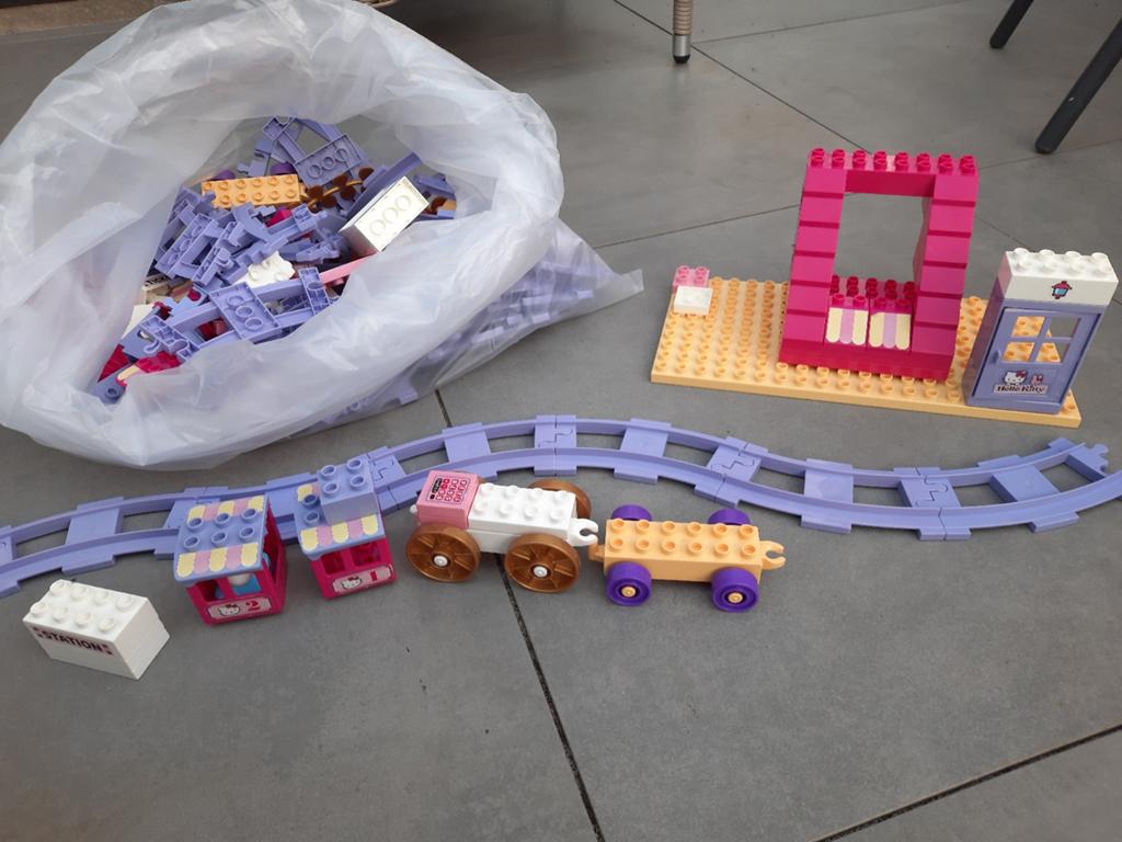 Lego Duplo Hello Kitty Trein met Rails en Station, Gebruikt, Overige thema's, Ophalen of Verzenden, Duplo