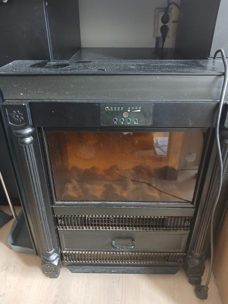 Petrolium electrice kachel.de kleur is zwart en aan de zijku, Huis en Inrichting, Kachels, Ophalen, Elektrisch, Petroleumkachel