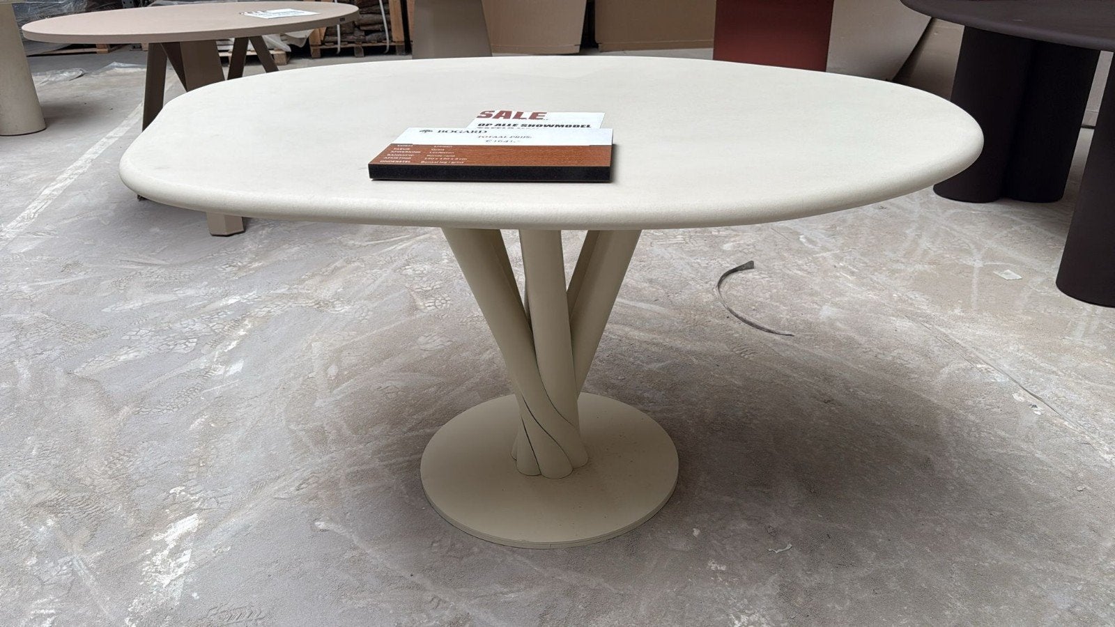 Bogard eettafel van leefbeton 50% !!, Huis en Inrichting, Tafels | Eettafels, Ophalen, Overige materialen, 100 tot 150 cm, Overige vormen