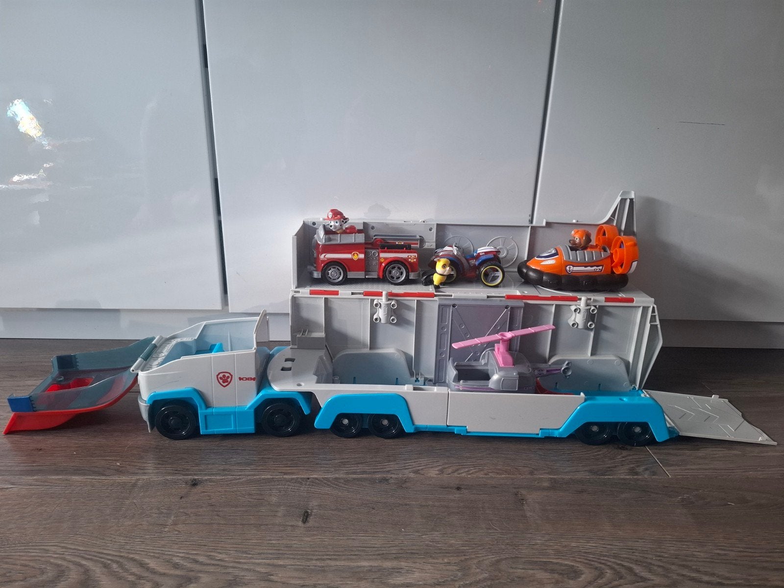 paw patrol bus met aantal figuren, Ophalen, Zo goed als nieuw