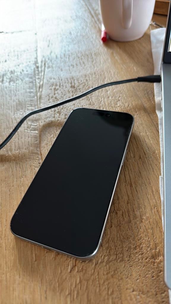 Apple Iphone 15 Pro titanium 128gb beschadiging in scherm, Telecommunicatie, Mobiele telefoons | Apple iPhone, Zo goed als nieuw