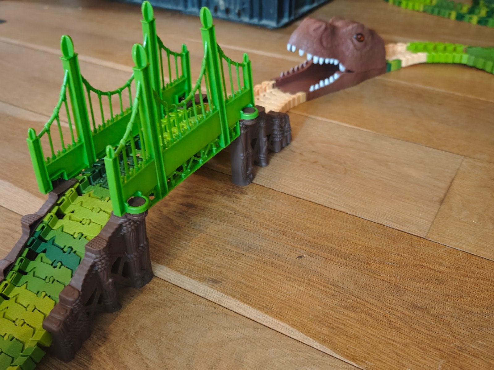 Dino World Racebaan met Auto en Dinosaurus Figuren, Ophalen of Verzenden, Gebruikt, Jongen of Meisje
