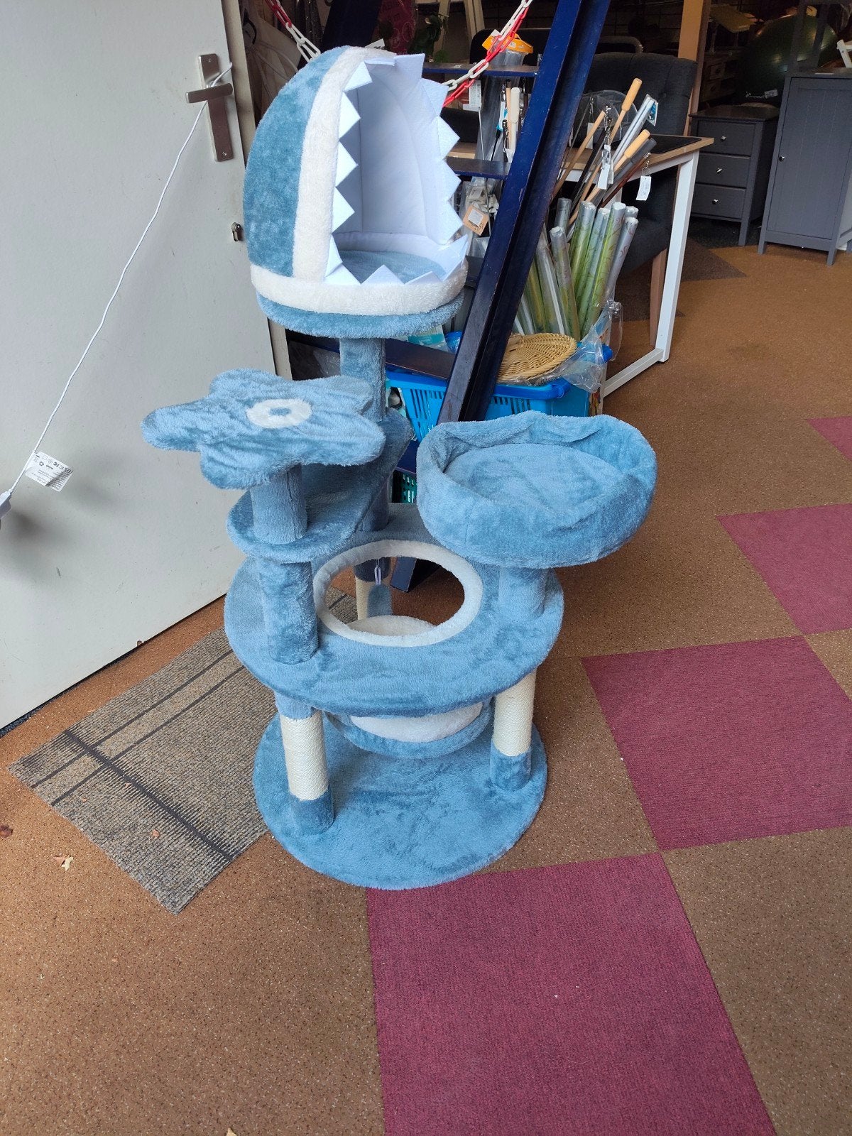 Aangeboden Nieuwe lichtblauwe Krabpaal met Hangmat, Ophalen, Nieuw, Krabpaal