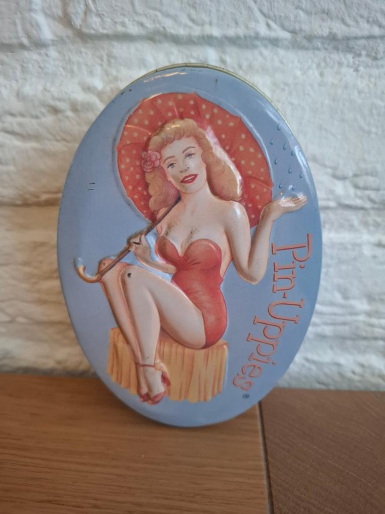Vintage blik. Pin-Uppies. Blauw. 13x9x4,5cm. 1996., Ophalen of Verzenden, Zo goed als nieuw