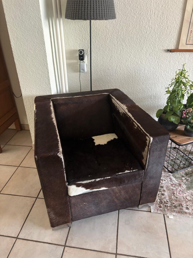 Robuuste fauteuil van echte koeienhuid met zwenkwielen, Ophalen of Verzenden, Gebruikt, Leer, 75 tot 100 cm