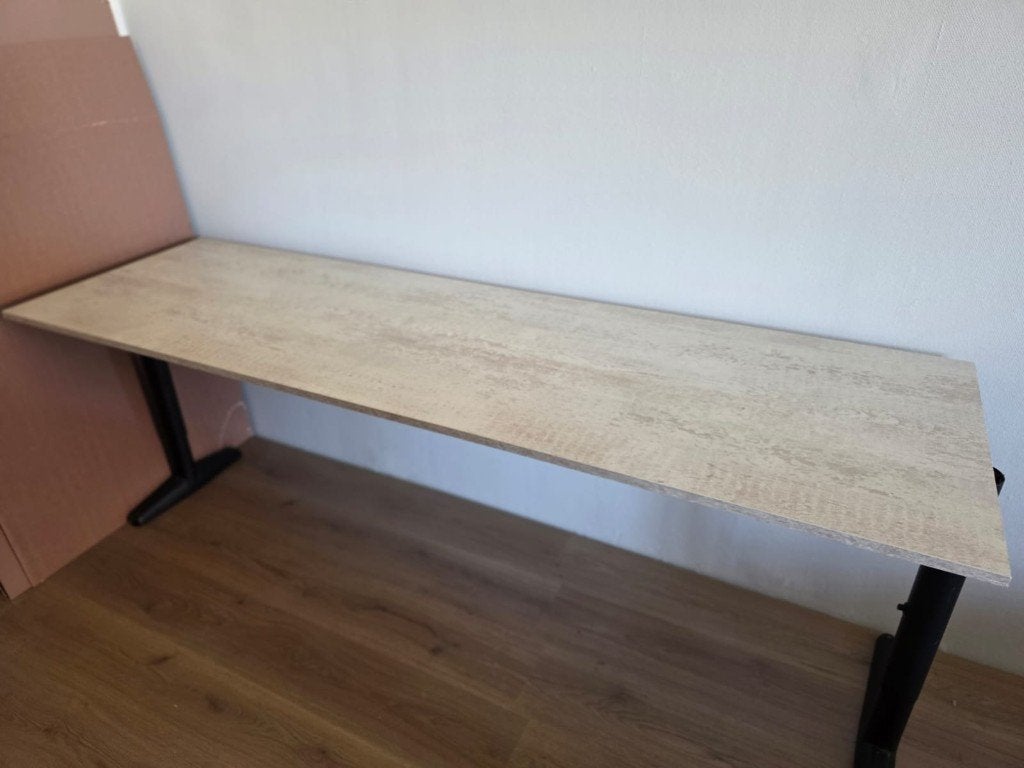 Bureau, op hoogte verstelbaar., Huis en Inrichting, Bureaus, Zo goed als nieuw, Beige, In hoogte verstelbaar, Ophalen