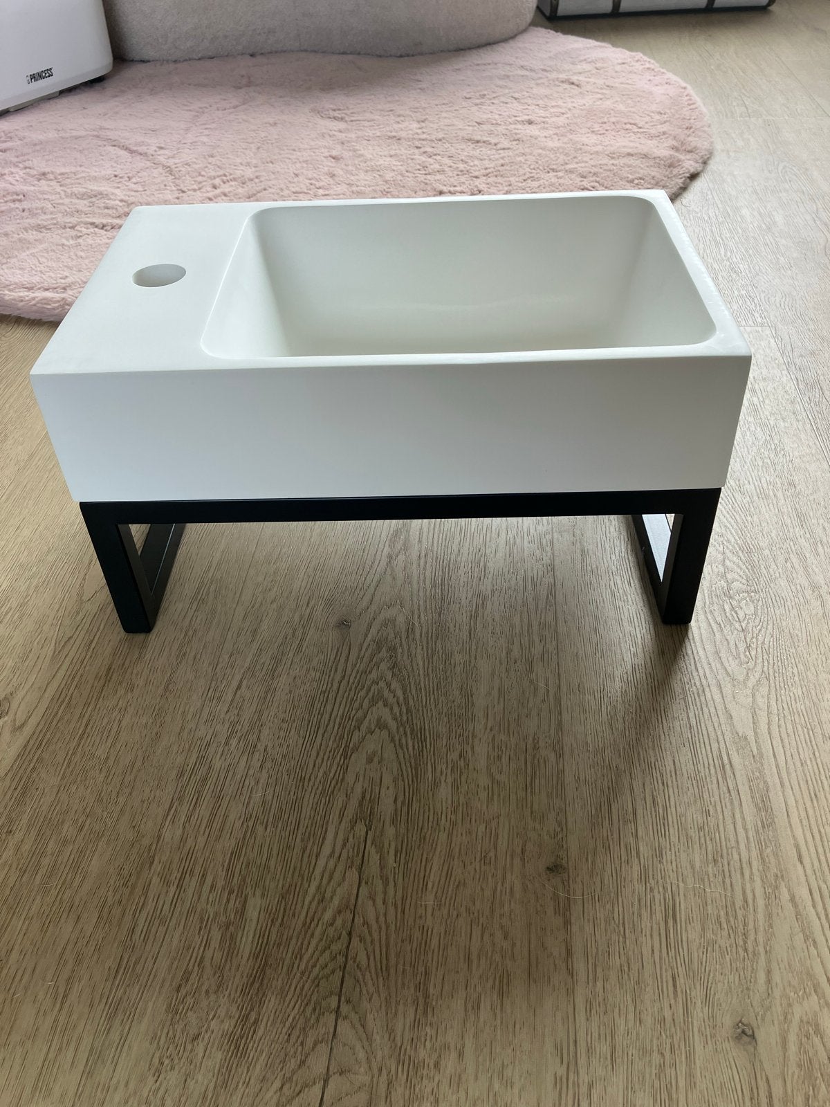 Witte wastafel met zwart metalen onderstel, Ophalen, Zo goed als nieuw, Wastafel