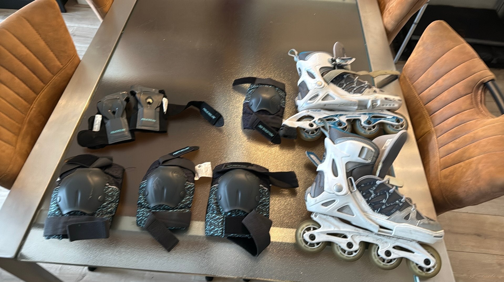 Skeelers verstelbaar (36.5-40.5) met beschermers, Sport en Fitness, Skeelers, Kinderen, Ophalen of Verzenden, Inline skates 4 wielen