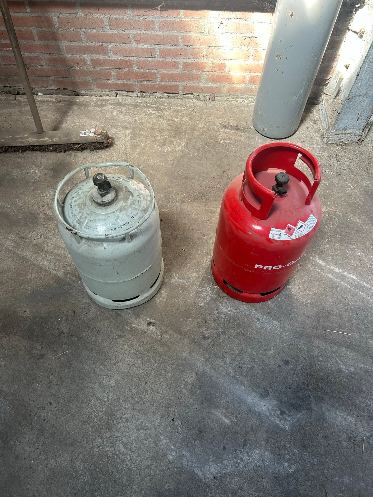 Gasflessen: 10,9 kg (rood is verkocht) en 15,5 kg (grijs), Ophalen, Zo goed als nieuw
