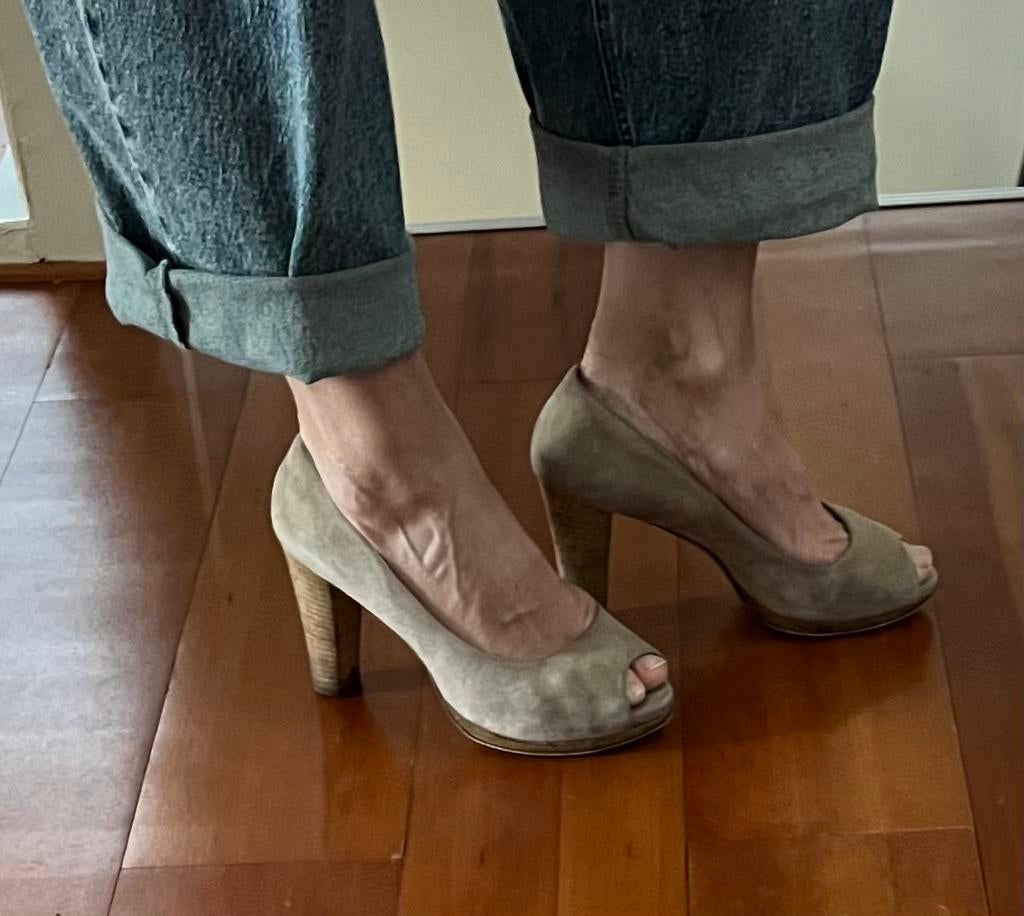 Hoge suède schoen met open teen van Andorra, maat 38, Beige, Ophalen of Verzenden, Schoenen met hoge hakken, Gedragen