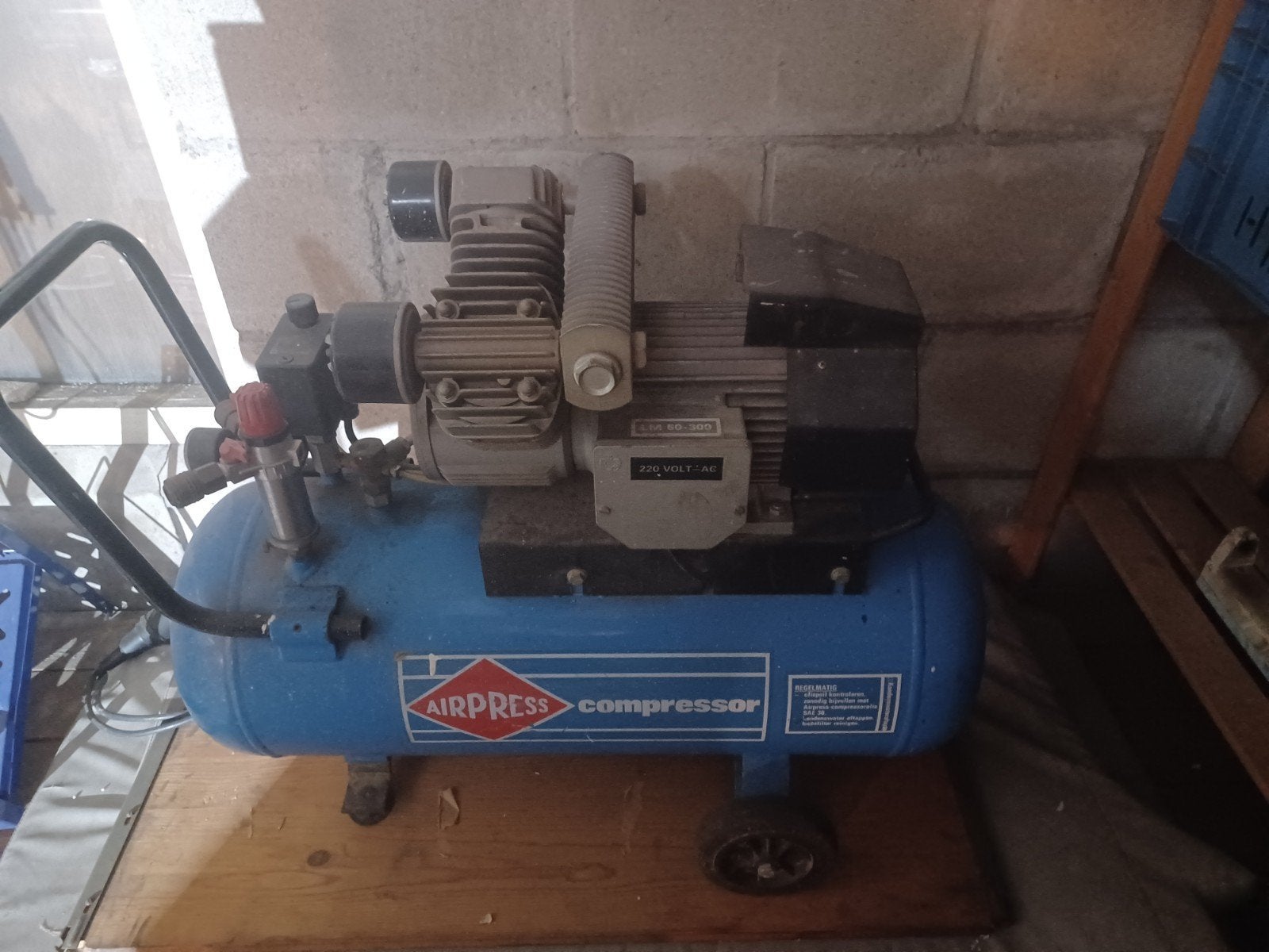 Airpress compressor LM 50-300, 220V, Ophalen, Gebruikt, 6 tot 10 bar, 25 tot 100 liter