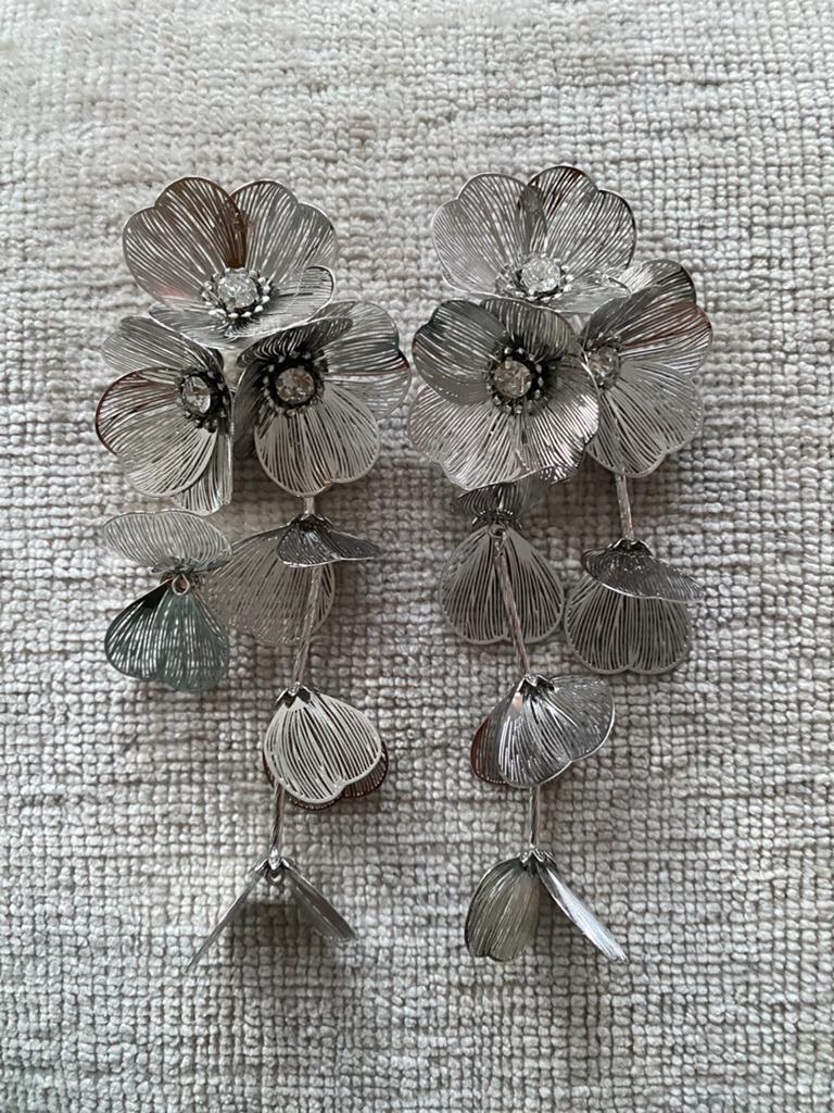 Prachtige grijze zilveren glans grote bloem oorbellen, Ophalen of Verzenden, Nieuw, Grijs, Zilver