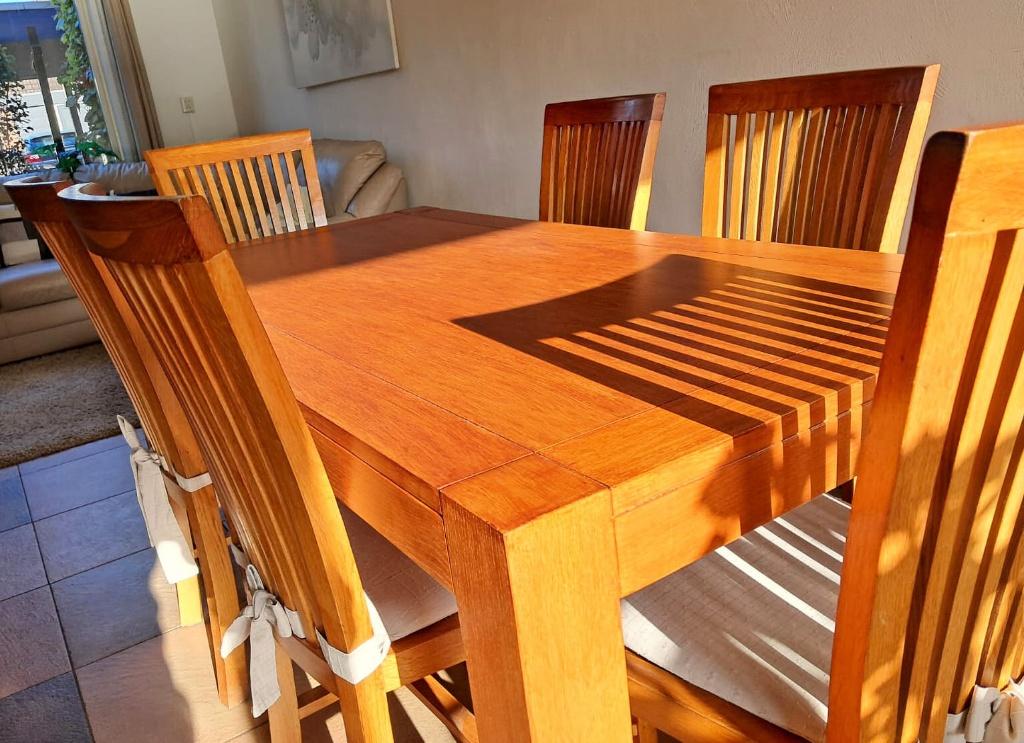 Eettafel en stoelen, beiden licht eiken, prachtig, Ophalen, Eikenhout, 50 tot 100 cm, Zo goed als nieuw
