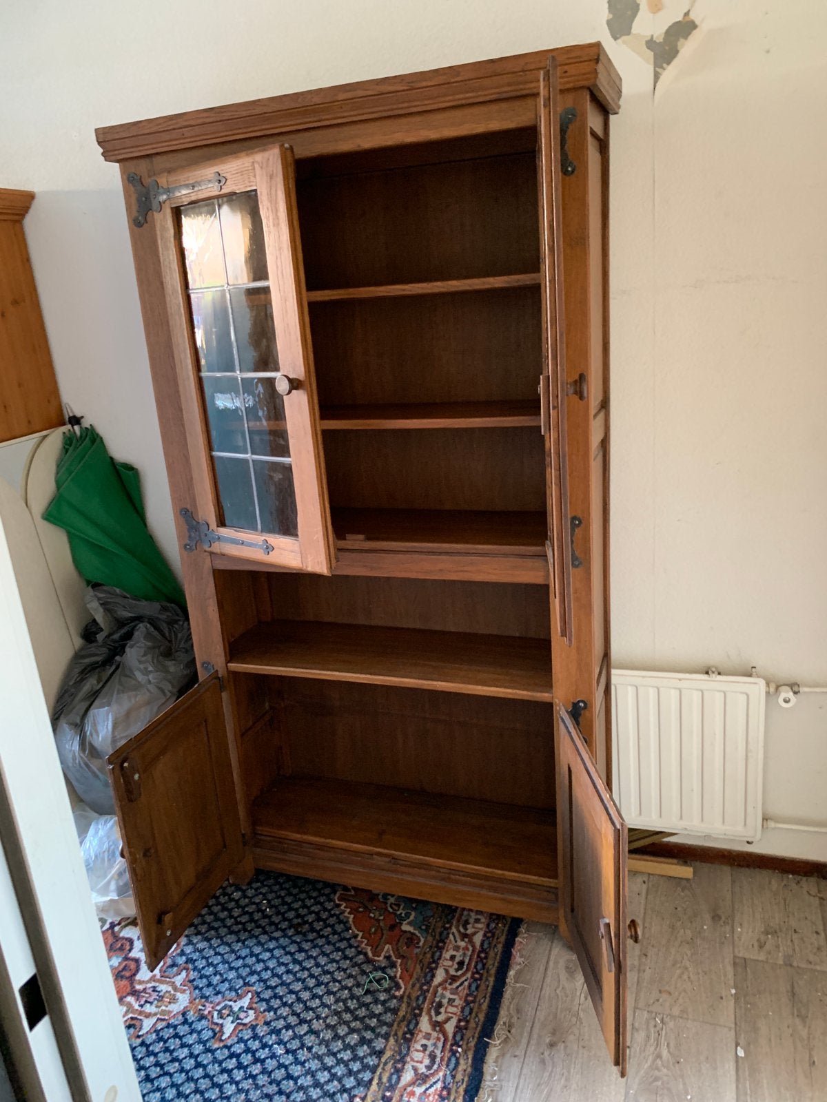 Houten antieke kast met glazen deuren en smeedijzeren beslag, Huis en Inrichting, Kasten | Buffetkasten, Ophalen, Gebruikt, 50 tot 100 cm