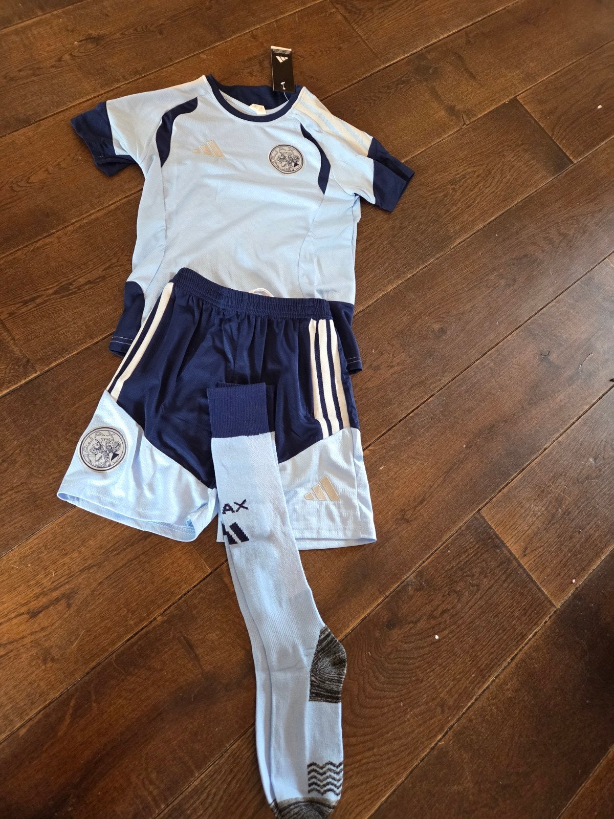 Ajax trainingssetje met sokken - Maat 98 t/m 164, Nieuw, Ophalen of Verzenden, Adidas AG, Adi-Dassler-Straße 1, 91074 Herzogenaurach, Duitsland