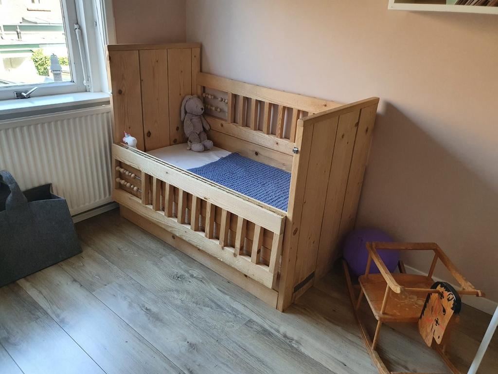 Steigerhouten baby/kinderbedje met uitklapbare zijkanten, Ophalen, Gebruikt, Ledikant