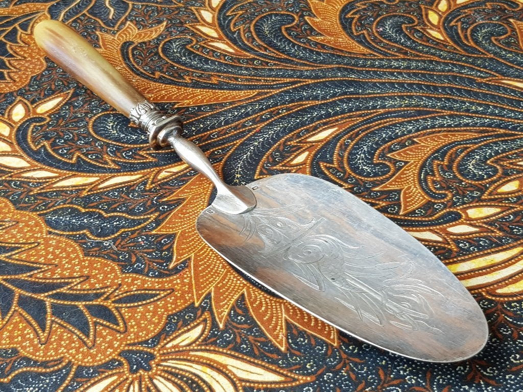 Mooie antieke Engelse schep van been en silverplate 29,8 cm.