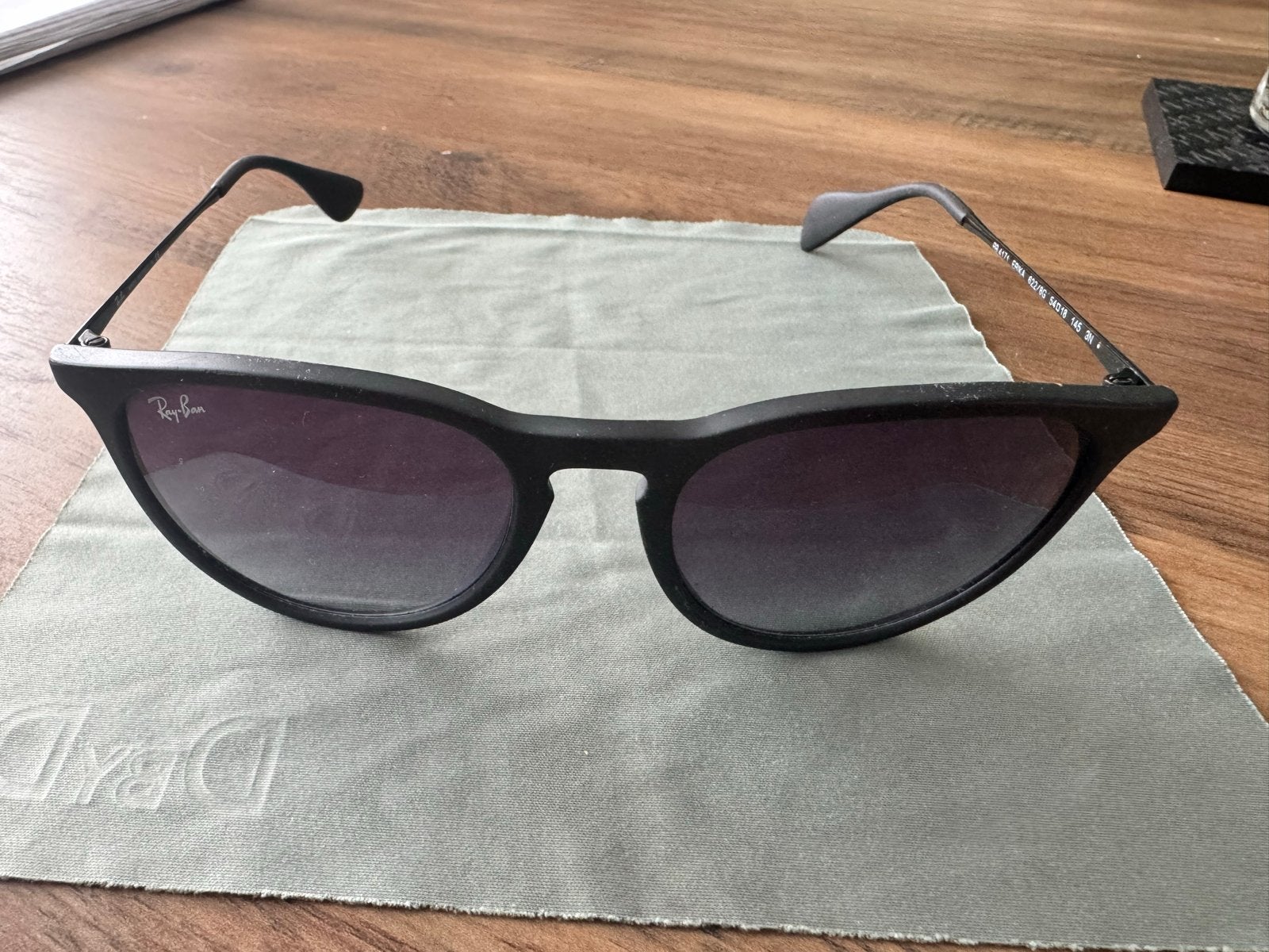 Ray-Ban Erika RB 4171 Zonnebril Zwart met Grijs Verloop, Sieraden, Tassen en Uiterlijk, Zonnebrillen en Brillen | Dames, Zonnebril