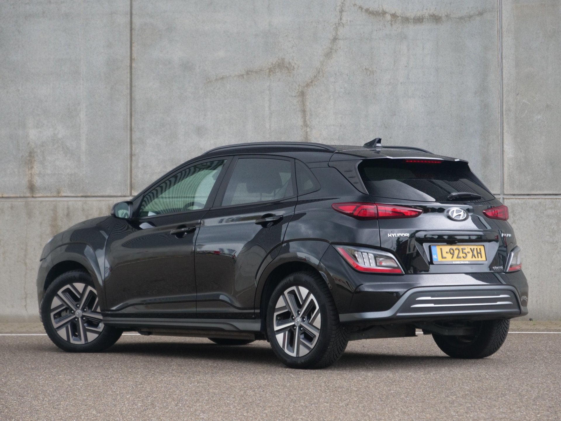 Hyundai Kona EV Premium Sky 64 kWh | schuifdak | leder | kre, 14 kWh, Gebruikt, Zwart, Zwart