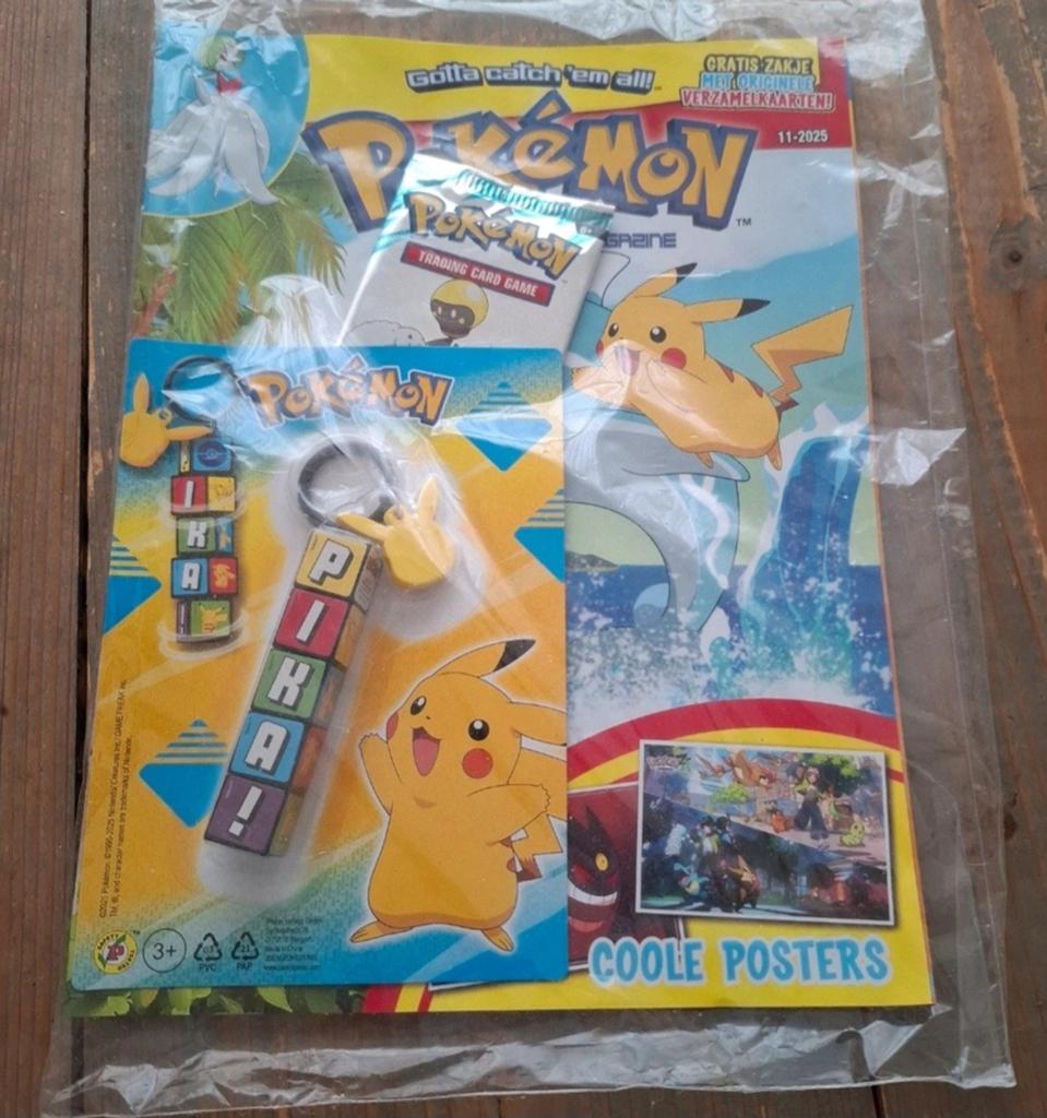 Pokémon Magazine met Booster, Sleutelhanger & Posters, Ophalen of Verzenden, Nieuw, Boek of Catalogus
