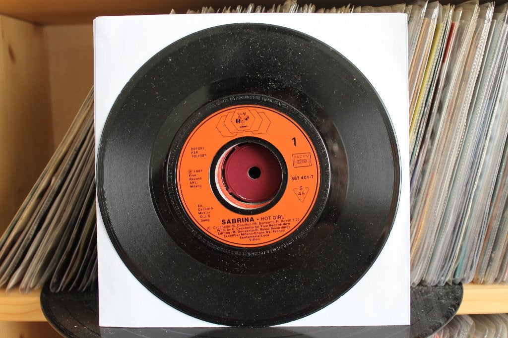 7" Single Sabrina - Hot Girl / Kiss Me (Italy), Cd's en Dvd's, Gebruikt, 7 inch, Ophalen of Verzenden, Pop