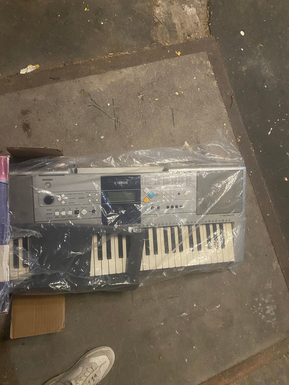 Yamaha PSR-E323 Keyboard, Muziek en Instrumenten, 61 toetsen, Yamaha, Ophalen of Verzenden, Zo goed als nieuw