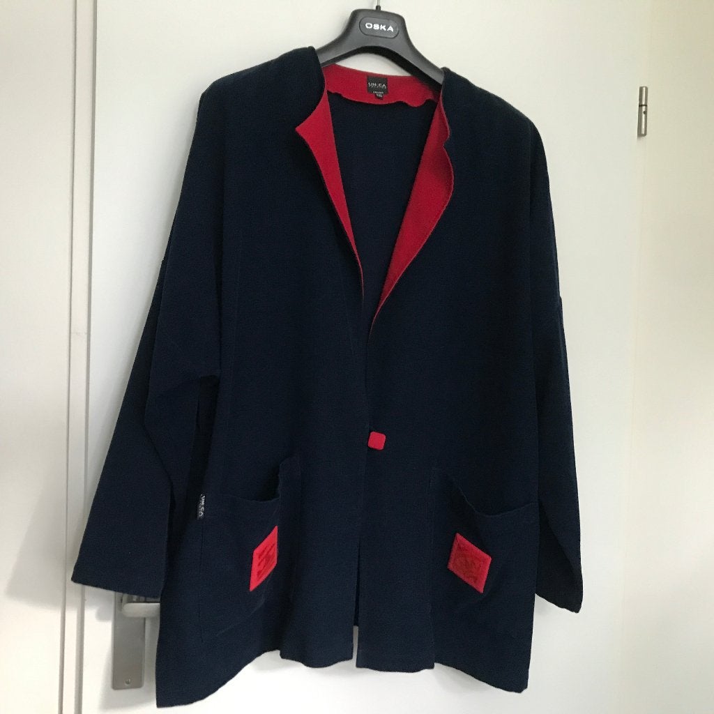 Unica Finland blauw met rode details jas(je), Kleding | Dames, Verzenden, Zo goed als nieuw, Maat 46/48 (XL) of groter, Blauw
