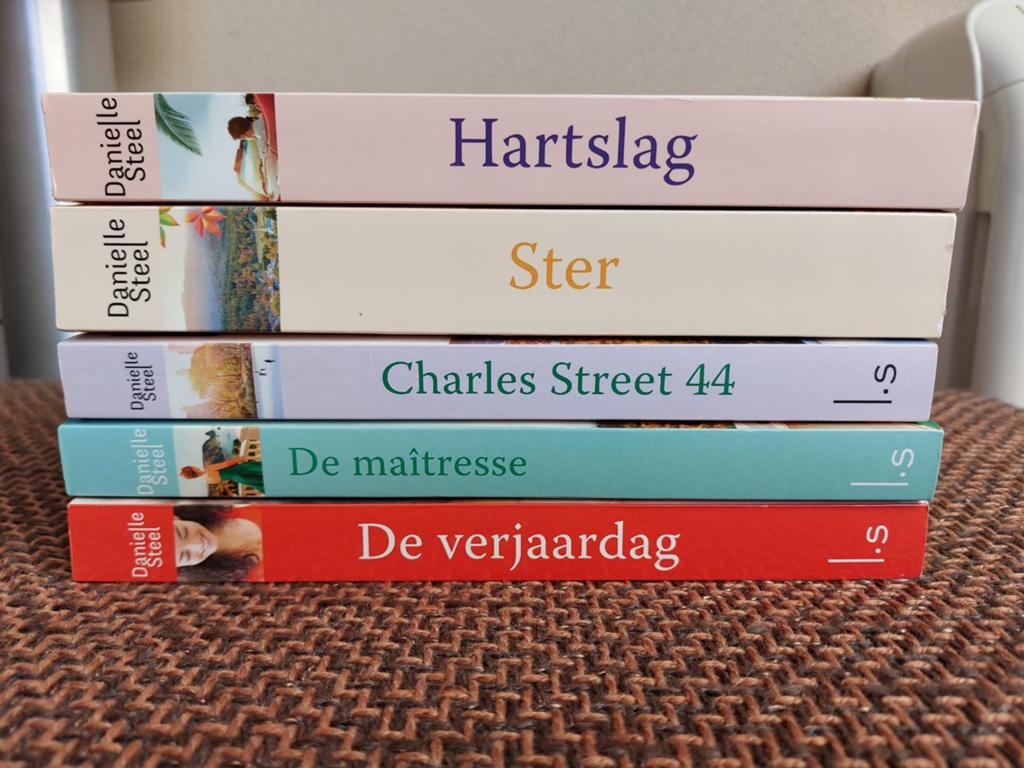 5 Danielle Steel boek: Hartslag, Ster, Charles Street 44, De, Ophalen of Verzenden, Gelezen, Danielle Steel, Nederland