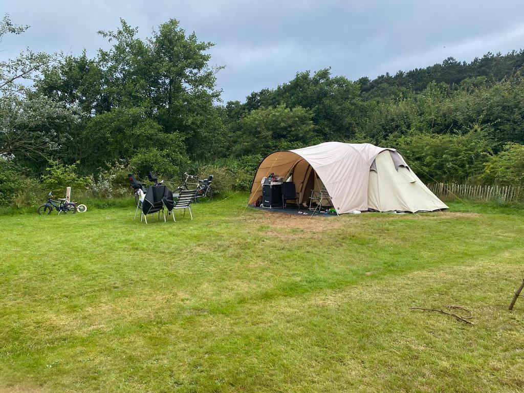 Ingerichtte Tent te huur in Friesland, Caravans en Kamperen, Ophalen, Zo goed als nieuw, Tot en met 6