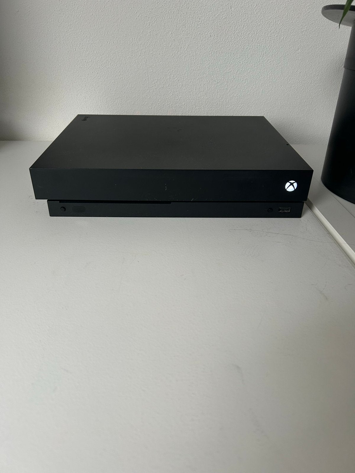 Xbox One X 1TB met 2 controllers en 7 games, Met games, Met 2 controllers, Ophalen of Verzenden, Zo goed als nieuw