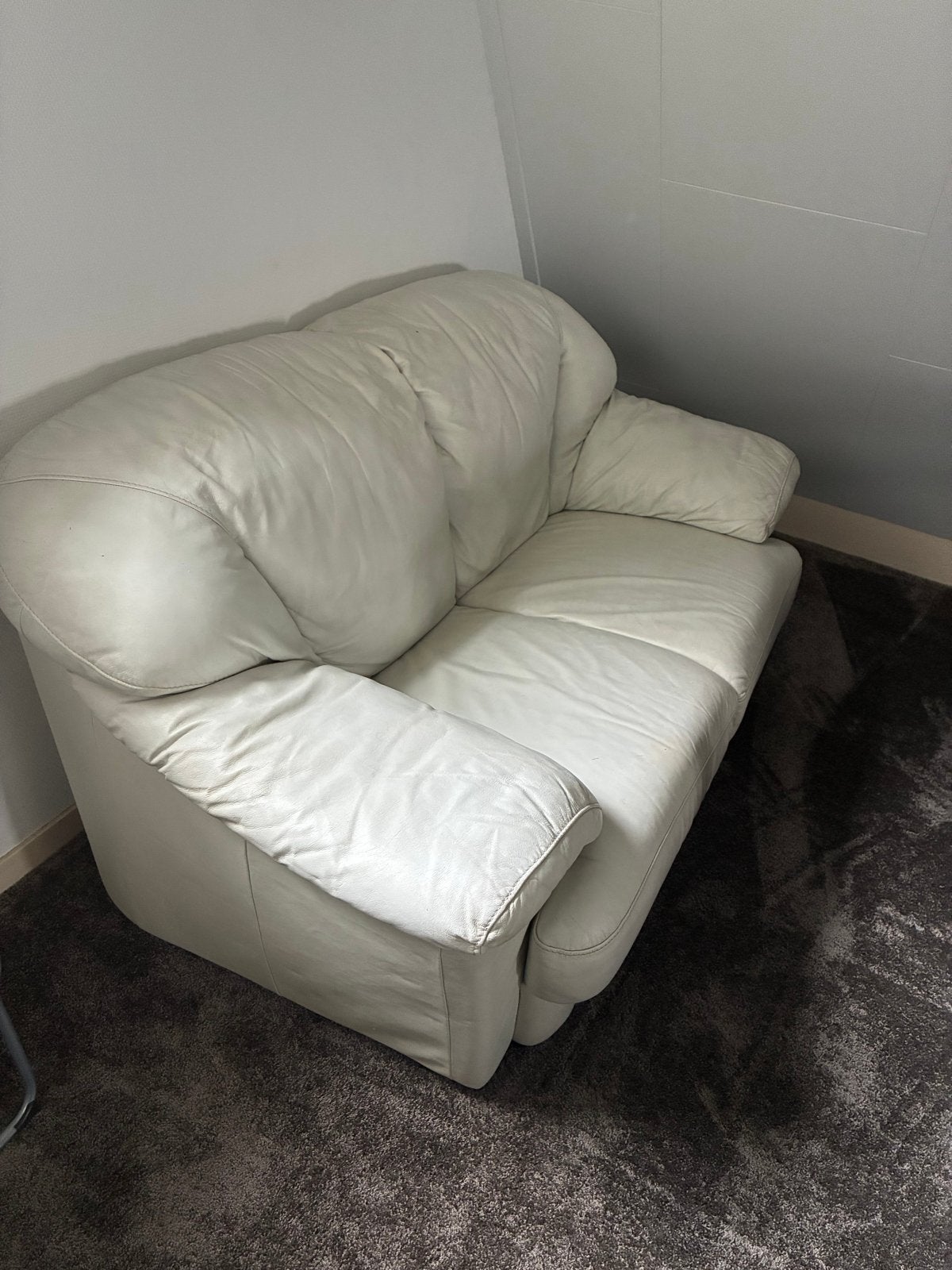 Geatis Comfortabele tweepersoonsbank van wit leer, Ophalen, Gebruikt, 150 tot 200 cm, Tweepersoons