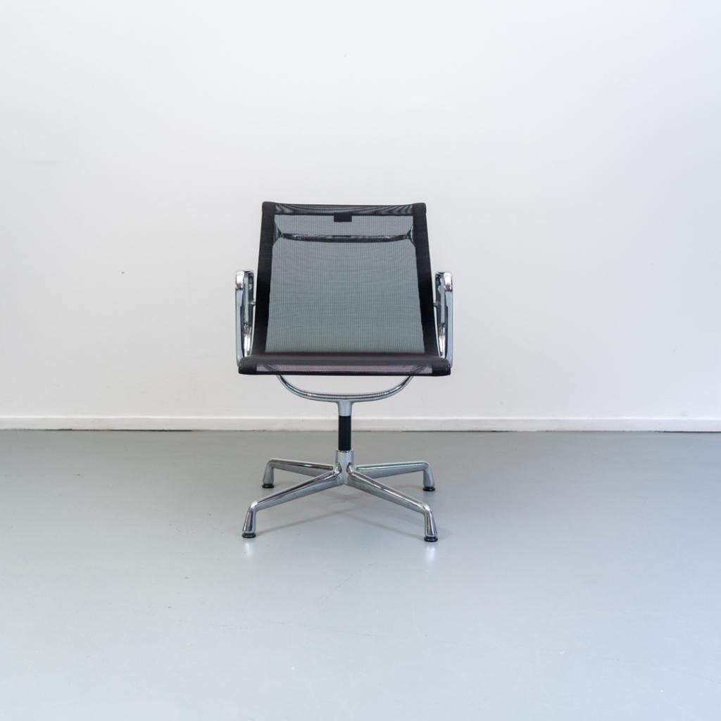 76x Vitra Eames EA 108 Stoel Zwart Netweave - Chroom, Huis en Inrichting, Stoelen, Niet ingevuld, Zwart, Niet ingevuld, Ophalen of Verzenden
